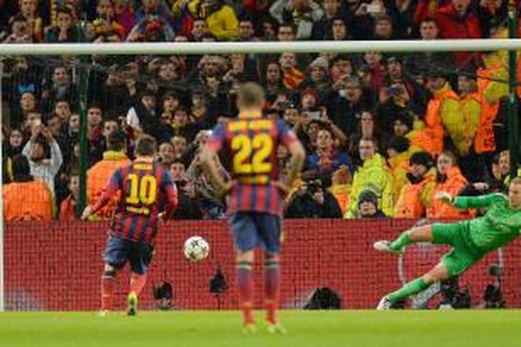 Striker Barcelona, Lionel Messi, saat mencetak gol dari titik putih ke gawang Manchester City pada leg pertama 16 besar Liga Champions di Stadion Etihad, Selasa (18/2/2014). Barcelona menang 2-0 pada laga tersebut. 