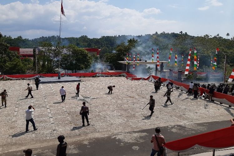 Mahasiswa melempari bantu ke arah polisi di Kantor DPRD Sulut, Rabu (25/9/2019)