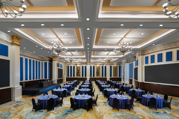 Suagi Ballroom hadir dengan desain interior klasik yang mewah dan langit-langit tinggi untuk memberikan kesan luas pada setiap penyelenggaraan konferensi skala besar.