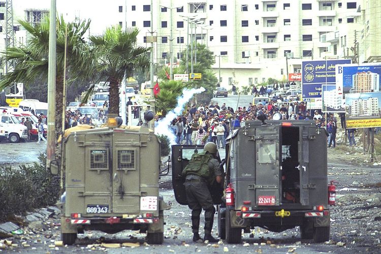 Peristiwa Intifada Kedua atau Intifada Al-Aqsa yang berlangsung sejak tahun 2000 hingga 2005.