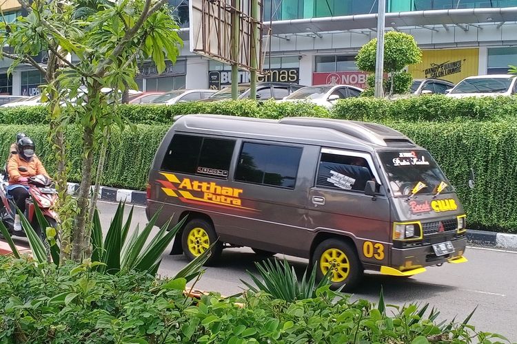 Angkutan umum melintas di Jalan Ahmad Yani perbatasan Surabaya-Sidoarjo ,Kamis (29/4/2021)