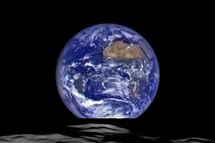 Foto bumi terbit di ufuk bulan pada 12 Oktober 2017.