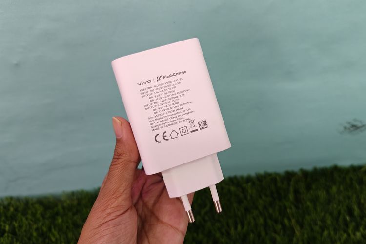 Vivo Y31d Pro dilengkapi adapter dengan keterangan output yang bisa dialirkan ke perangkat, yaitu hingga 90 watt.