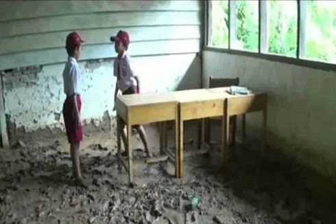 Sekolah di Polman Ini Tertimbun Lumpur, Siswa dan Guru Gotong Royong Evakuasi Sarana Belajar
