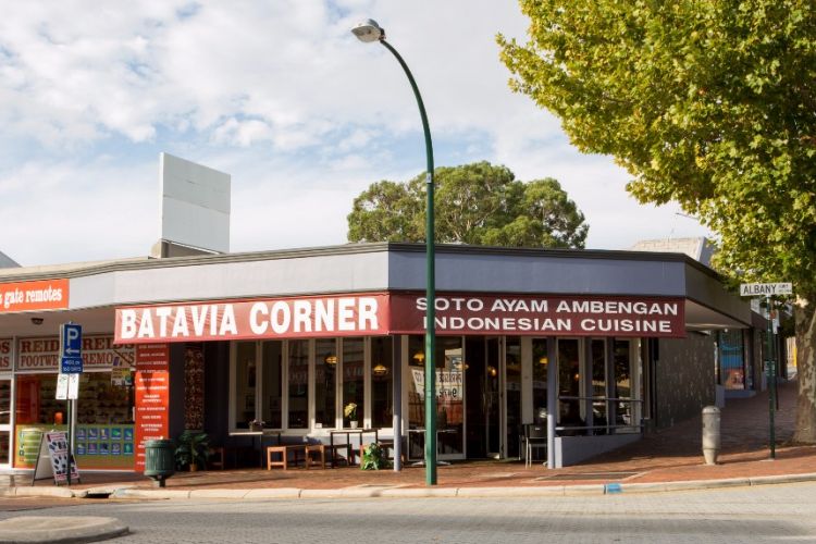 Salah satu restoran di Perth yang menyediakan kuliner Nusantara. Selain bercita rasa Indonesia, makanan di Batavia Corner juga berlabel halal., sehingga aman untuk dikonsumsi wisatawan muslim.