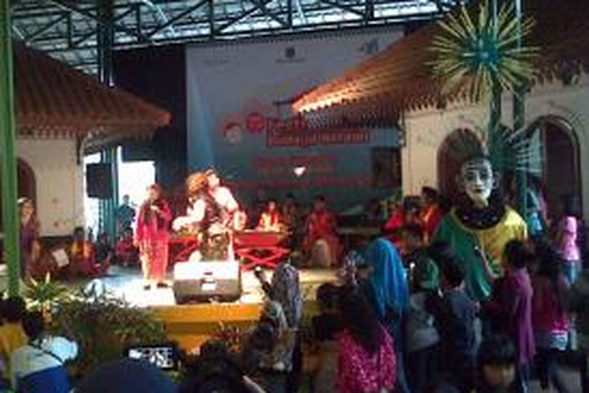 Pertunjukkan Lenong Betawi di Festival Budaya Betawi 2014 di Kampung Budaya Betawi Setu Babakan, Minggu (15/6/2014)
