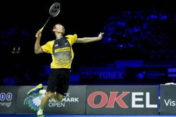 Tunggal putra Maaysia, Lee Chong Wei bersiap melakukan smes saat melawan tunggal China, Du Pengyu, pada babak semifinal Yonex Denmark Open Superseries Premier 2013, di Odense, Denmark, Sabtu (19/10/2013).