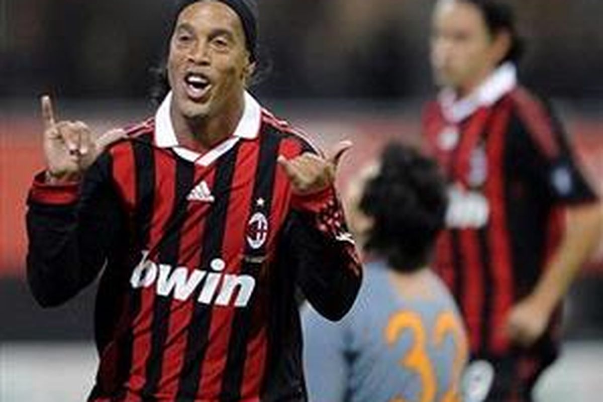 Gelandang serang AC Milan, Ronaldinho.