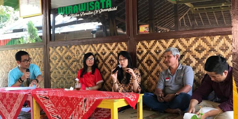 Para narasumber dalam acara Kafe BCA On The Road di Wirawisata Goa Pindul, Gunungkidul, Provinsi Daerah Istimewa Yogyakarta, Sabtu (22/9/2018). Para pembicara (dari kanan ke kiri) pengelola Wirawisata Gelaran II Desa Bejiharjo Yudan Hermawan, pengelola Desa Wisata Pentingsari Doto Yogantoro, Executive Vice President CSR BCA Inge Setiawati, dan Vice President Transaction Banking Product Development BCA Fera Agustina.