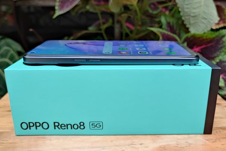 Oppo Reno 8 5G kini memiliki bingkai (frame) yang datar, tidak melengkung seperti Oppo Reno 7 5G.
