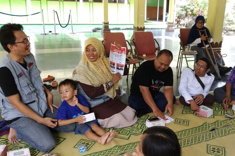 Relawan Demokrasi menyampaikan tata cara pencoblosan surat suara Presiden-Wakil Presiden di Yayasan Pembinaan Anak Cacat (YPAC).