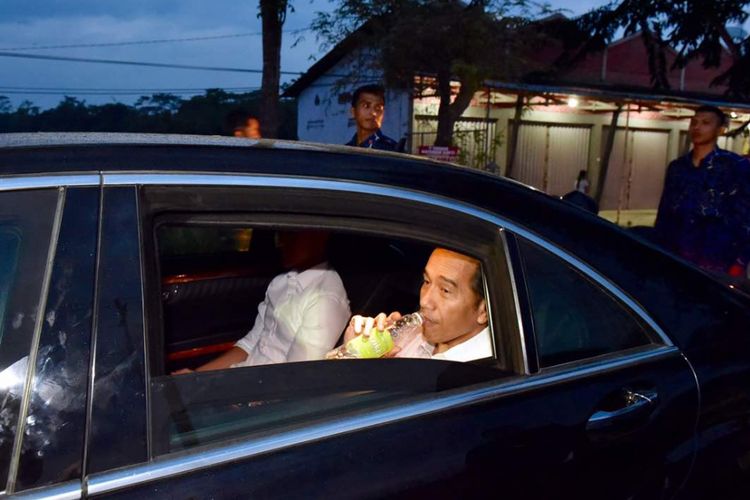 Presiden Joko Widodo berbuka puasa dengan air putih kemasan di dalam mobilnya di sela perjalanan kunjungan kerja di Jawa Tengah, Kamis (15/6/2017).