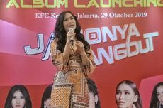 Hanya Ditemani Devano Saat Launching Album, Iis Dahlia Menangis 