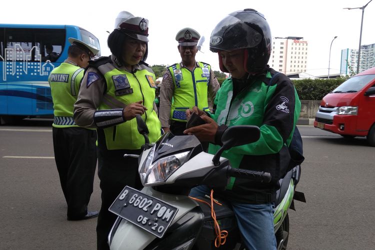 Sopir angkot kena sanksi push up Operasi Keselamatan Jaya 2018 di UKI, Jakarta Timur, Kamis (22/3/2018)