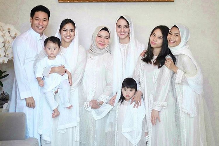 Artis peran Ririn Ekawati berfoto dengan keluarga pada Lebaran 2020.