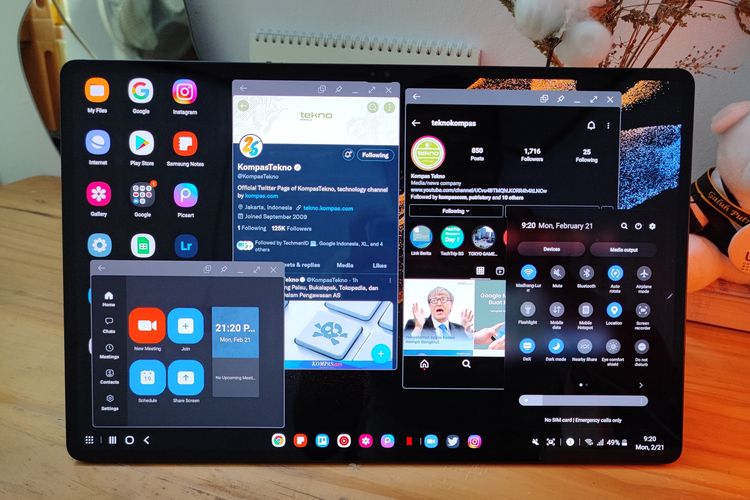 Samsung Galaxy Tab S8 Ultra dalam mode Samsung DeX dapat menampilkan beberapa jendela aplikasi sekaligus. Mode Samsung DeX juga mendukung fitur split screen hingga tiga jendela aplikasi.