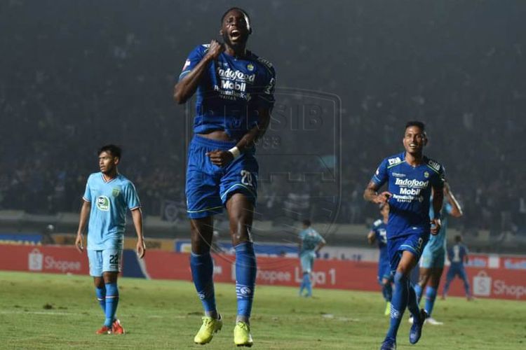 Geoffrey Castilllion (tengah) merayakan golnya pada laga Persib vs Persela di Stadion Si Jalak Harupat, Kab. Bandung, Minggu (1/3/2020).  