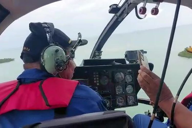 Pencarian menggunakan helikopter terhadap AKP Arif Rahman Saleh yang masih hilang di Belitung Timur, Jumat (2/12/2022).