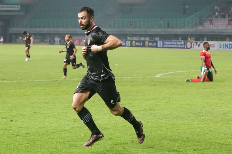 Pemain timnas Indonesia, Jordi Amat berselebrasi usai membobol gawang Burundi saat pertandingan FIFA Matchday di Stadion Patriot Candrabhaga, Bekasi, Selasa (28/3/2023). Burundi ditahan imbang dengan skor 2-2.