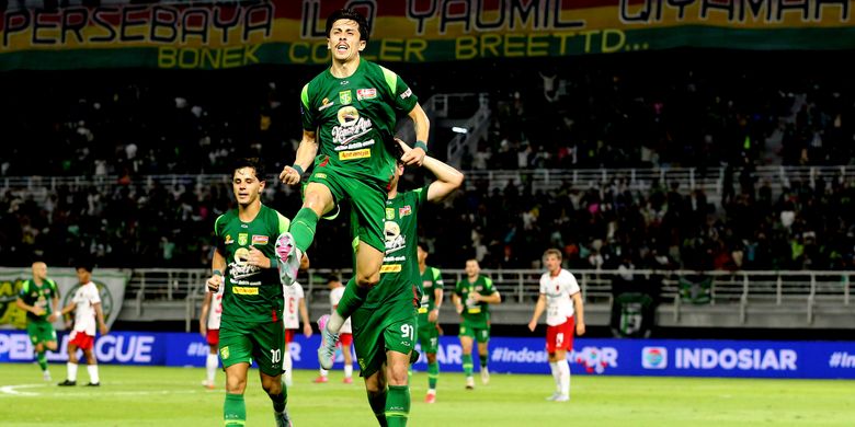 Pemain asing Persebaya Surabaya Francisco Rivera selebrasi usai mencetak gol ke gawang Bali United saat laga pekan ke-3 Super League 2025-2026 yang berakhir dengan skor 5-2 di Stadion Gelora Bung Tomo Surabaya, Jawa Timur, Sabtu (23/8/2025) malam.