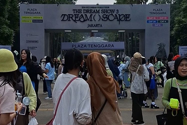 Penggemar berfoto di depan pintu gerbang konser NCT Dream di GBK Jakarta, Sabtu (18/5/2024)