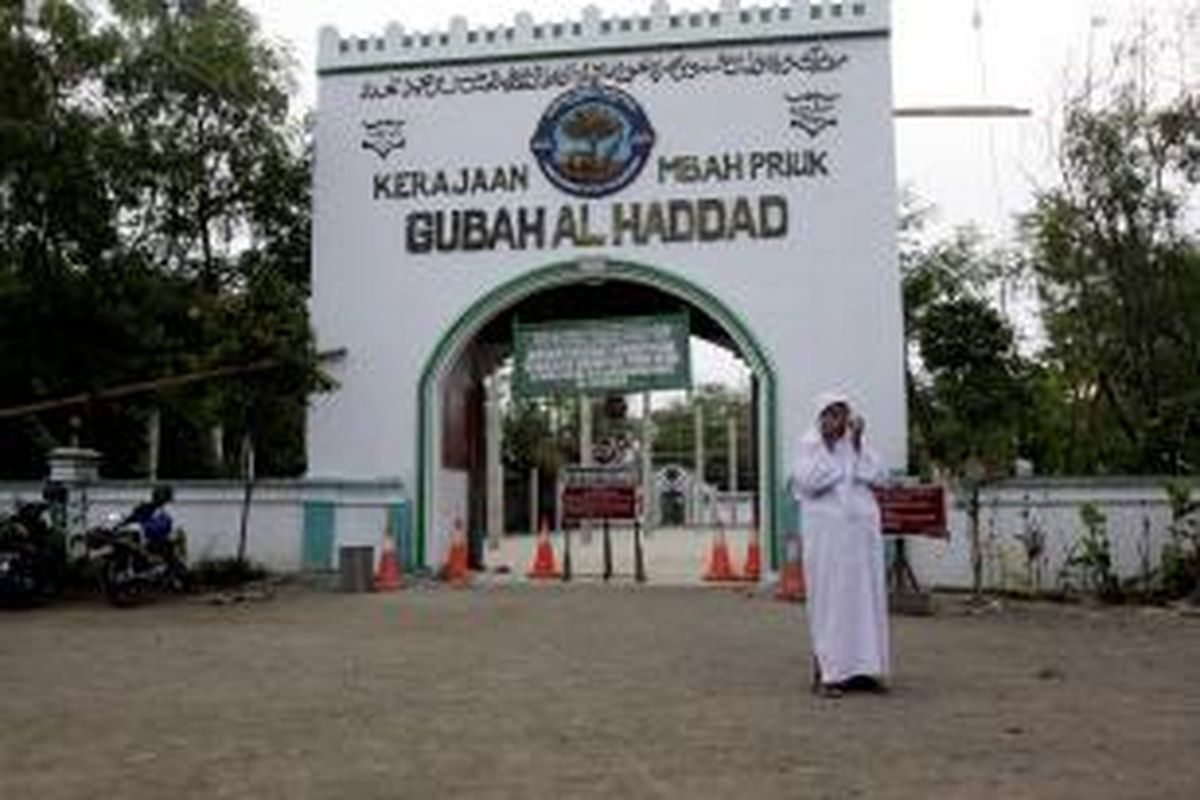 Seorang peziarah keluar dari area makam Habib Hasan Al Haddad atau Mbah Priok yang berada di dekat terminal peti kemas PT Pelindo II, Koja, Jakarta Utara, Senin (8/3/2010). Pemerintah kota Jakarta Utara berencana melakukan penataan lahan pemakaman tersebut untuk pengembangan terminal peti kemas.