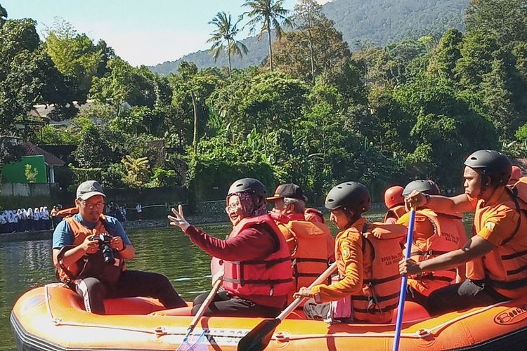 Bupati Bogor Ade Yasin dalam kegiatan Bebersih Setu Aksi Cegah Banjir, di Situ Jagaraksa, Desa/Kecamatan Tamansari, Kabupaten Bogor, Jawa Barat, Jumat (06/03/2020).