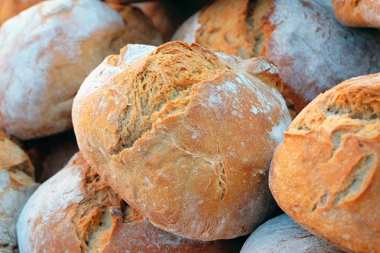 Roti dapat mengembang karena menggunakan soda kue yang melepaskan karbon dioksida saat pemanggangan.