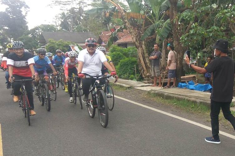 Pasangan bakal calon Bupati Pangandaran, Jeje Wiradinata-Ujang Endin naik sepeda menuju kantor KPUD untuk mendaftar di Pilkada Pangandaran, Jumat sore (4/9/2020).