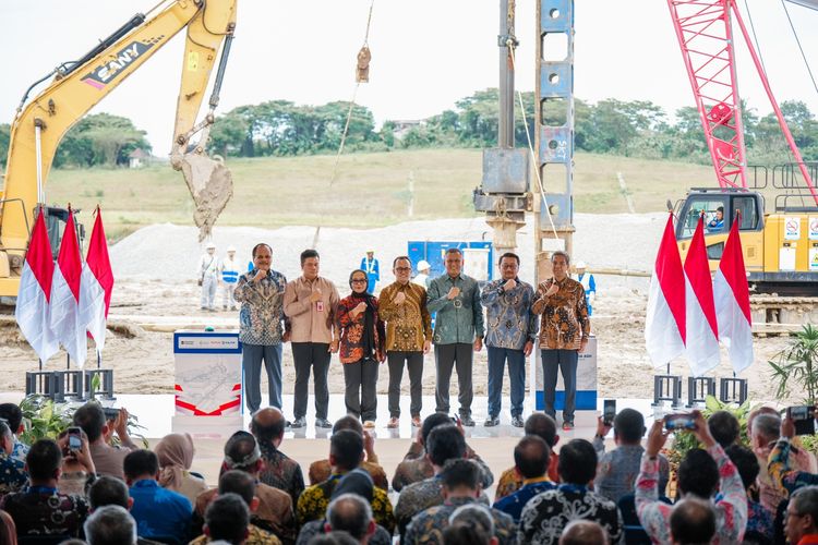 Peletakan batu pertama atau groundbreaking pembangunan pabrik soda ash pertama di Indonesia milik PT Pupuk Kalimantan Timur (Pupuk Kaltim) yang berlokasi di Kawasan Kaltim Industrial Estate (KIE), Bontang, Kalimantan Timur, pada Jumat (31/10/2025).