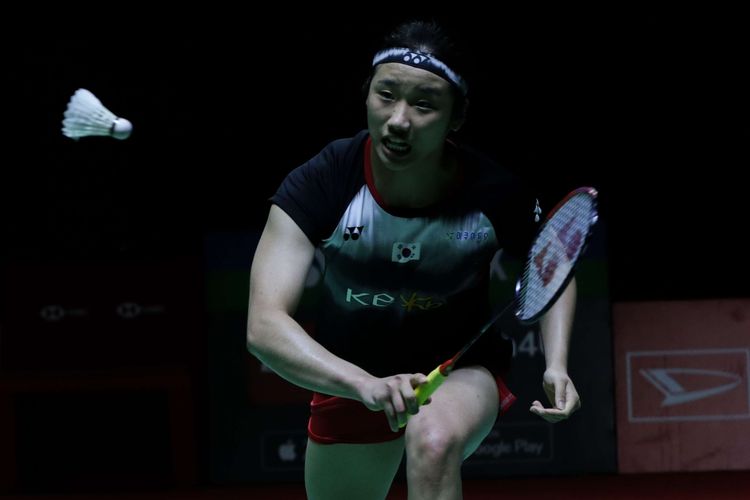 Tunggal putri Korea Selatan, An Se Young bertanding melawan tunggal putri Spanyol, Carolina Marin pada laga final Indonesia Masters 2023 di Istora Senayan, Jakarta, Minggu (29/1/2023). An Se Young menjuarai sektor tunggal putri Indonesia Masters 2023 setelah menang dengan skor 18-21, 21-18, dan 21-13.