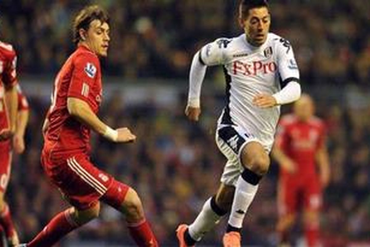 Pemain Fulham, Clint Dempsey (kanan).