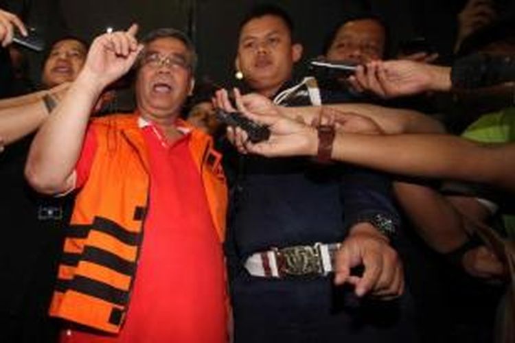 Ketua Mahkamah Konstitusi Akil Mochtar (kiri) ditahan Komisi Pemberantasan Korupsi usai menjalani pemeriksaan di Gedung KPK, Jakarta, Kamis (3/10/2013). Akil yang telah ditetapkan sebagai tersangka, diduga terlibat dalam suap sengketa pilkada Kabupaten Gunung Mas Kalimantan Tengah.