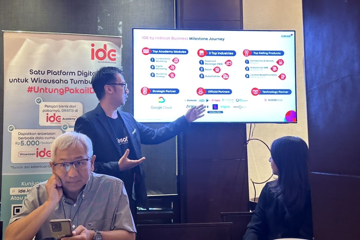 Director and Chief Business Officer Indosat Ooredoo Hutchison, Muhammad Buldansyah (kiri bawah) dan Vice President Building IDE for Small Medium Bussiness, Hadi Wijaya (belakang) menjelaskan soal program pemberdayaan Usaha Mikro Kecil Menengah (UMKM), Indosat Digital Ecosystem kepada wartawan di Jakarta pada Rabu (8/11/2023).
