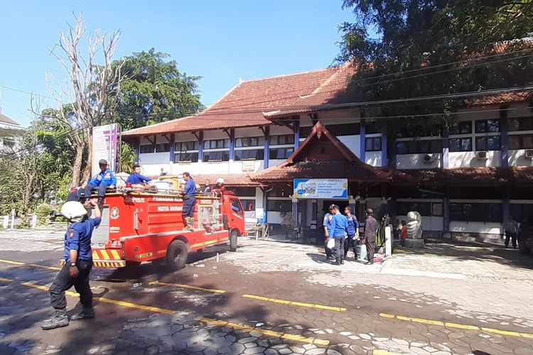 Mobil pemadam kebakaran setelah berjibaku memadamkan ruangan gedung A FKIP UNS Solo, Jawa Tengah yang terbakar, Kamis (7/7/2022).