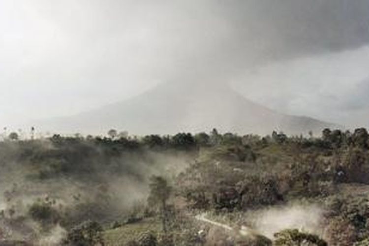 Debu vulkanik yang menyelimuti sejumlah desa di lereng Gunung Sinabung, Kabupaten Karo, Sumatera Utara, Kamis (5/3), tampak tertiup angin kencang sehingga mengotori udara di kawasan Tiga Pancur, Kecamatan Simpang Empat. Di kejauhan, terlihat puncak Gunung Sinabung masih mengepulkan asap hitam sisa-sisa erupsi pada Kamis pagi. Erupsi kemarin menyebabkan hujan abu melanda wilayah hingga sejauh 10 kilometer dari puncak gunung dan guguran awan panas mencapai 4,7 kilometer ke arah selatan dari puncak gunung.