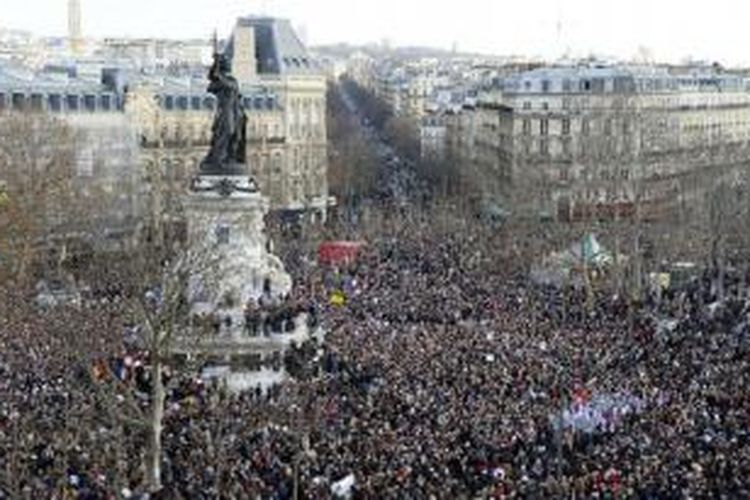 Jutaan orang turun ke jalanan kota Paris sebagai bentuk solidaritas dalam mengutuk terorisme, Minggu (11/1/2015). 