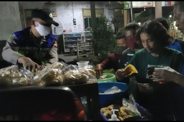 Mobil patroli Polsek Sukoharjo disulap menjadi wedangan keliling di Sukoharjo, Jawa Tengah, Jumat (26/6/2020) malam.