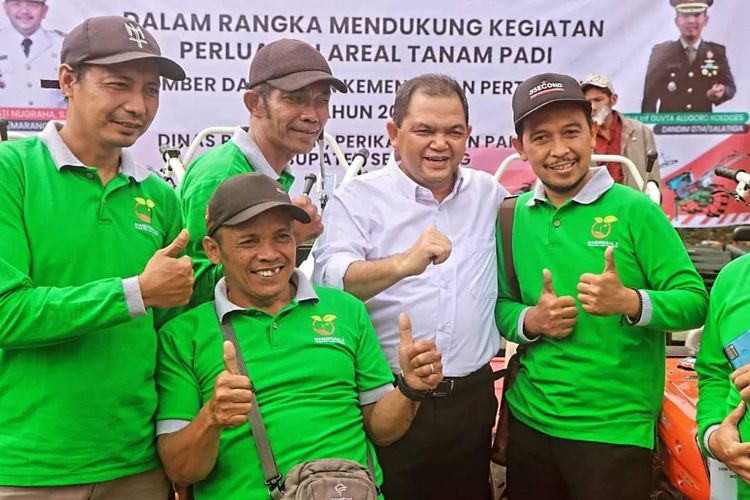 Bupati Semarang Ngesti Nugraha berfoto bersama petani penerima bantuan traktor, Senin (1/7/2024)