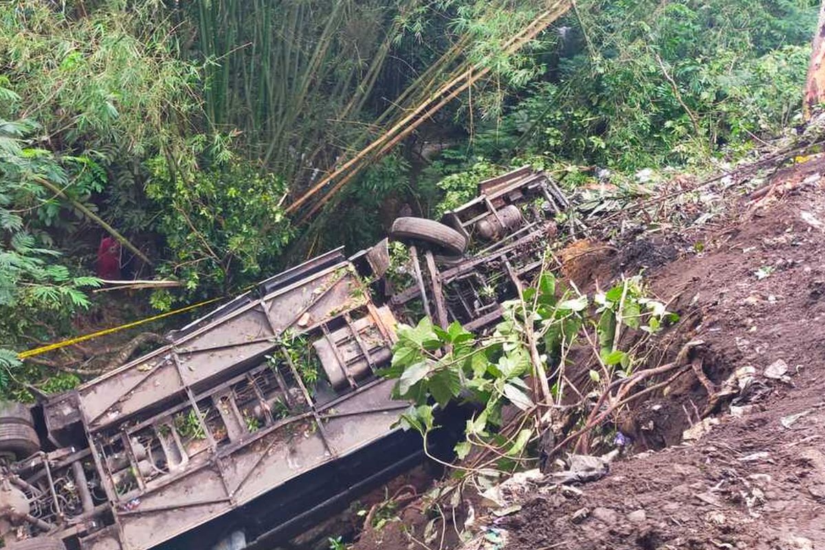 Proses pengangkatan bangkai bus pariwisata yang masuk jurang sedang dilakukan tim derek Polresta Tasikmalaya di Kecamatan Rajapolah, Kabupaten Tasikmalaya, Jawa Barat sampai Sabtu (25/6/2022) malam.