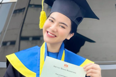 Membanggakan, Felicya Angelista Wisuda dengan Predikat Cum Laude