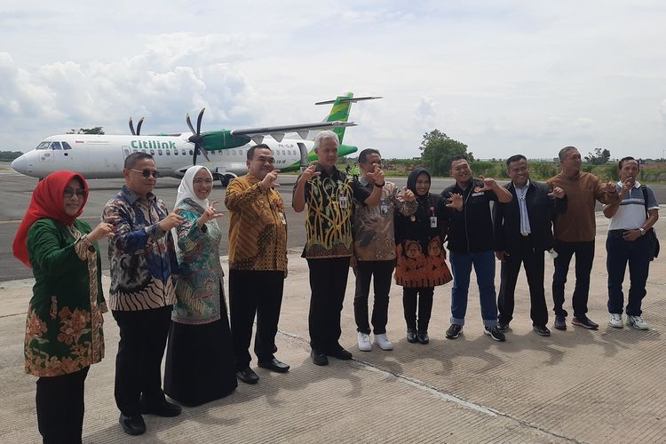 Gubernur Jawa Tengah, Ganjar Pranowo sambut pendaratan pesawat Citilink yang kembali beroperasi di Bandara Ngloram, Kabupaten Blora, pada Jumat (27/1/2023)