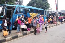 Arus Balik, Paket Makanan Ringan Dibagikan di Kampung Rambutan dan Pulogadung