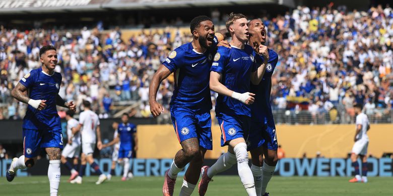 Cole Palmer dari Chelsea FC merayakan gol kedua timnya bersama rekan setimnya Reece James dan Joao Pedro pada laga Final Piala Dunia Antarklub FIFA 2025 antara Chelsea FC dan Paris Saint-Germain di Stadion MetLife pada 13 Juli 2025 di East Rutherford, New Jersey.