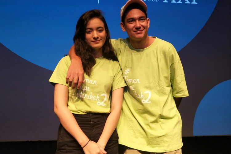 Mawar Eva de Jongh dan Adipati Dolken pemeran film Teman Tapi Menikah 2 saat ditemui di kawasan Senayan Jakarta Pusat, Selasa (25/2/2020)