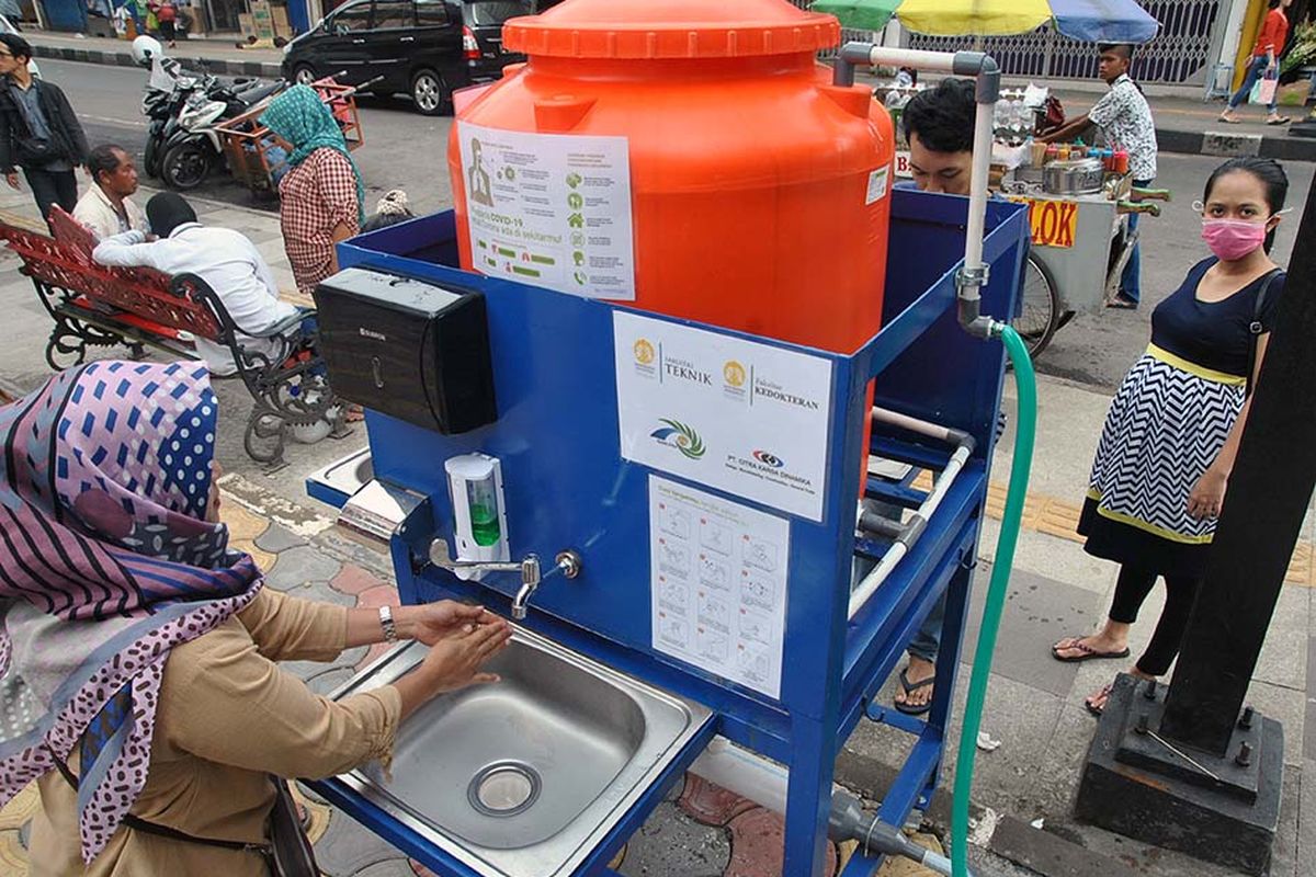 Warga memanfaatkan fasilitas tempat cuci tangan atau wastafel portabel di jalan Bata, Kelurahan Babakan Pasar, Kota Bogor, Jawa Barat, Jumat (27/3/2020). Pemerintah Kota Bogor menerima bantuan berupa tempat cuci tangan portable dari Ikatan Alumni Teknik dan Alumni Ekonomi UI tersebut selain sebagai upaya meningkatkan perilaku hidup bersih dan sehat (PHBS) juga mencegah penyebaran pandemi virus Corona (COVID-19).