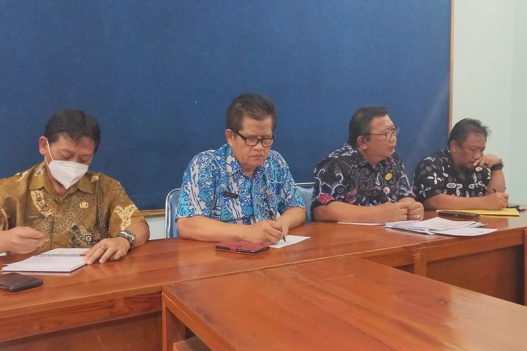 Eko Paskiyanto (kedua dari kanan) saat memberikan keterangan soal batalnya RTLH dengan anggaran Rp 5,9 Miliar di aula Dinperkimtan Purworejo pada Jumat (25/11/2022)