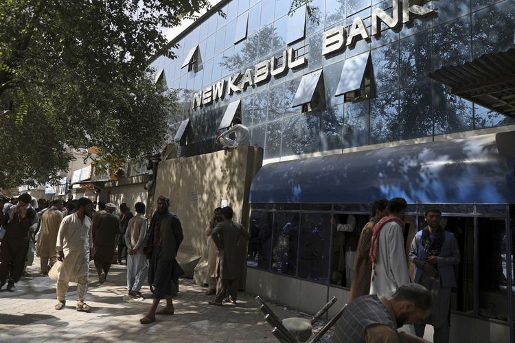 Warga Afghanistan mengantre berjam-jam untuk menarik uang di bank Kabul, ibu kota negara, Minggu (15/8/2021). Taliban telah memasuki Kabul dan mengepungnya sambil menanti pemerintah pusat menyerah.