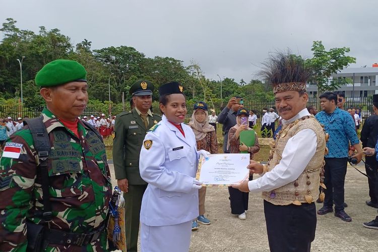 Fransina, tenaga kesehatan Puskesmas Ninati mendapatkan piagam penghargaan usai menjadi paskibra dalam Upacara HUT Ke-78 RI di PLBN Yetetkun, Boven Digoel, Papua Selatan, Kamis (17/8/2023).
