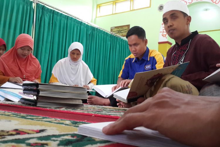 Sejumlah penyandang tunanetra saat tadarus Al Quran dengan huruf arab braile di UPT Rehabilitasi Sosial Bina Netra Dinas Sosial Provinsi Jawa Timur di Kota Malang, Senin (29/5/2017)